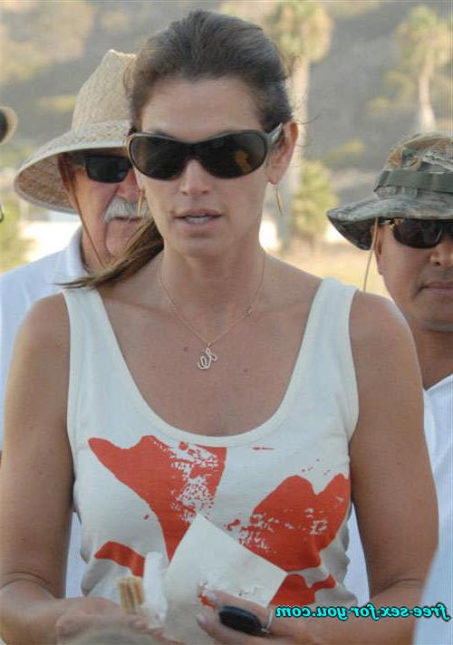 16P Cindy Crawford showing her nice small tits and big cleavage pics