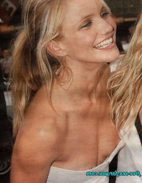 16P Cameron Diaz showing small tits and nipple slip