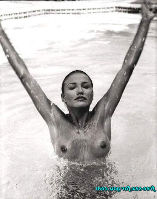 16P Cameron Diaz showing small tits and nipple slip