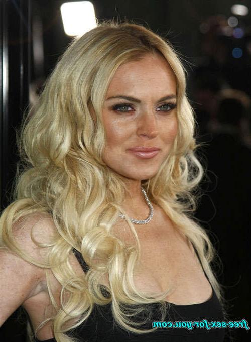 16P Lindsay Lohan upskirt and nipple slip paparazzi pictures