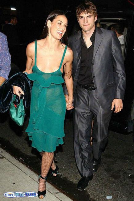 15P Sweet Demi Moore nipple slip in public