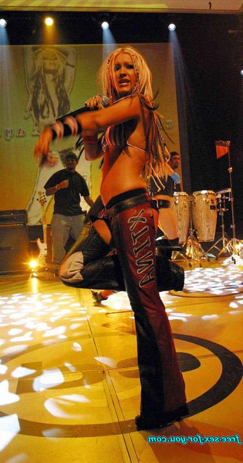 16P Christina Aguilera in thong dancing very sexy on stage