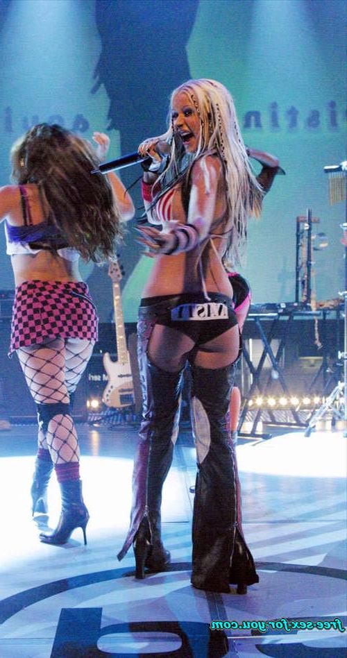 16P Christina Aguilera in thong dancing very sexy on stage