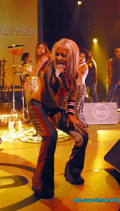 16P Christina Aguilera in thong dancing very sexy on stage
