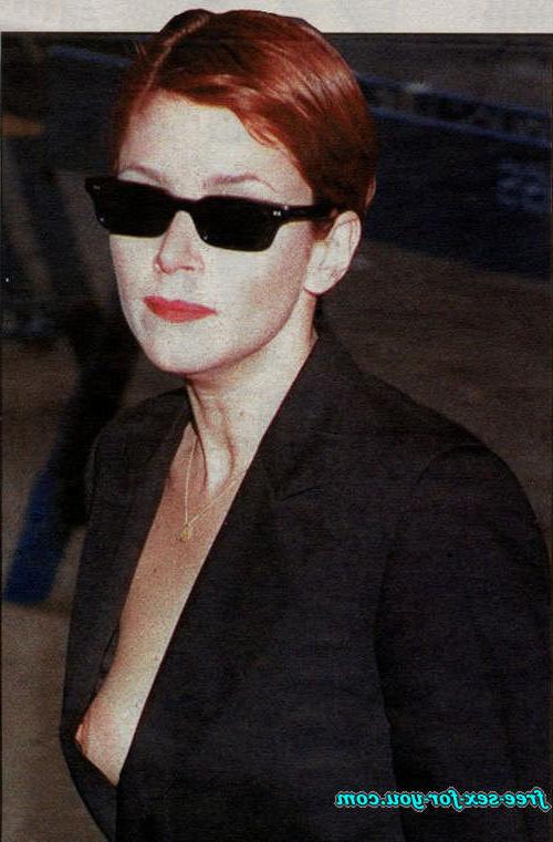 16P Anna Friel showing her tits and nipple slip paparazzi pictures