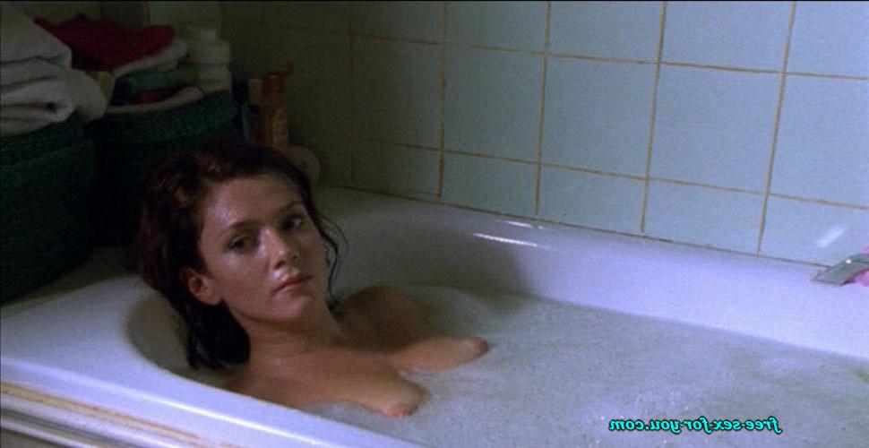 16P Anna Friel showing her tits and nipple slip paparazzi pictures