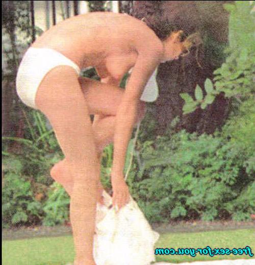 16P Anna Friel showing her tits and nipple slip paparazzi pictures