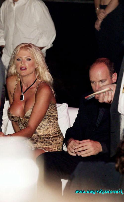 16P Victoria Silvstedt upskirt and nipple slip paparazzi pictures