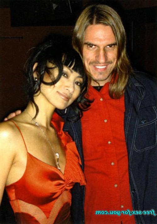16P Bai Ling showing her small nice tits and nipple slip pics