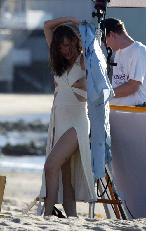 16P Jennifer Garner posing sexy in bikini and nipple slip pictures