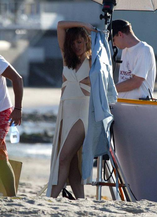 16P Jennifer Garner posing sexy in bikini and nipple slip pictures