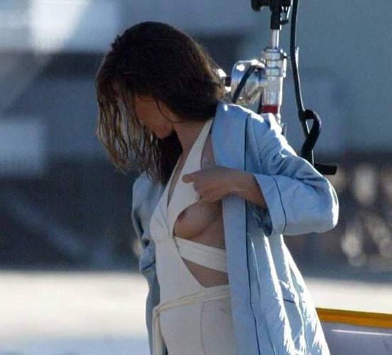 16P Jennifer Garner posing sexy in bikini and nipple slip pictures