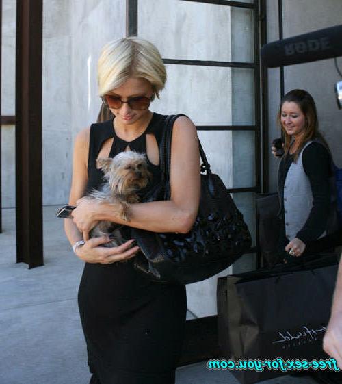 16P Paris Hilton showing her tits and nipple slip paparazzi pics