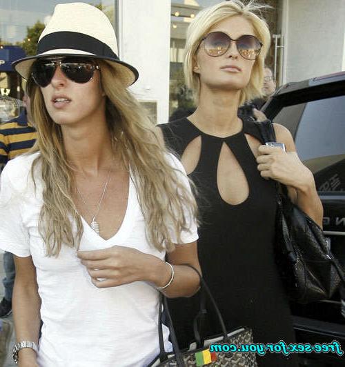 16P Paris Hilton showing her tits and nipple slip paparazzi pics