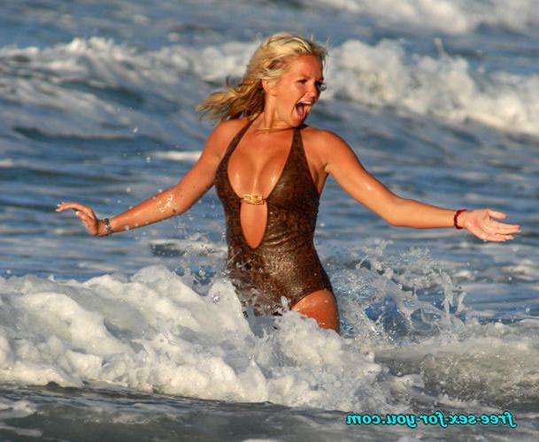 16P Jennifer Ellison camletoe and big cleavage in bikini on beach