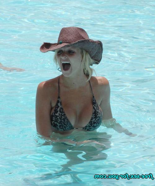16P Jennifer Ellison camletoe and big cleavage in bikini on beach