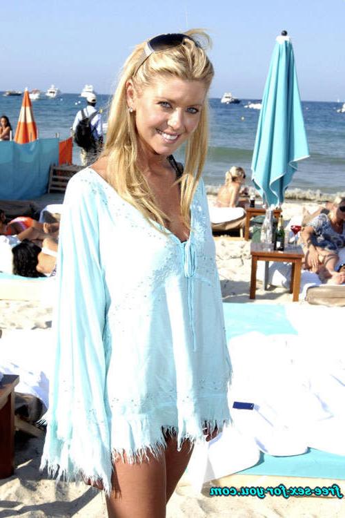 16P Tara Reid tits slip and posing in bikini on beach paparazzi pix
