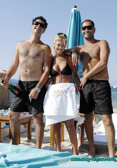 16P Tara Reid tits slip and posing in bikini on beach paparazzi pix