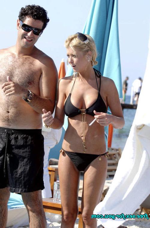 16P Tara Reid tits slip and posing in bikini on beach paparazzi pix