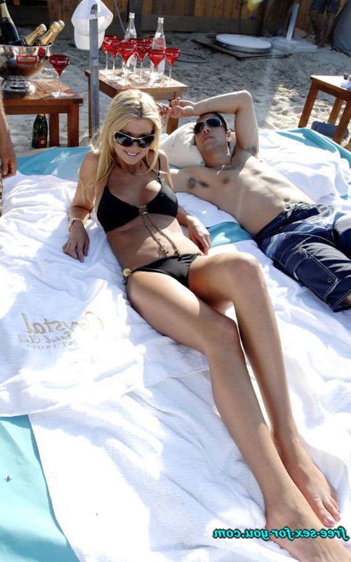 16P Tara Reid tits slip and posing in bikini on beach paparazzi pix