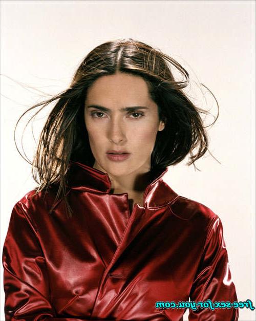 16P Salma Hayek showing her nice legs and big cleavage pictures