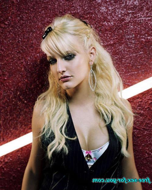 16P Ashlee Simpson posing very sexy and nipple slip paparazzi pics