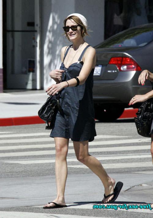 16P Ashlee Simpson posing very sexy and nipple slip paparazzi pics