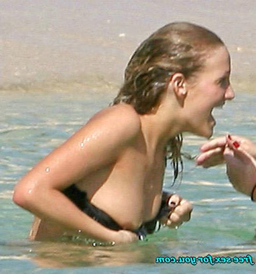 16P Ashlee Simpson posing very sexy and nipple slip paparazzi pics
