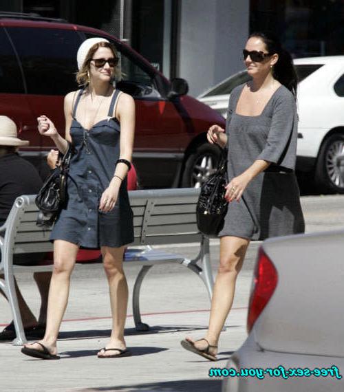 16P Ashlee Simpson posing very sexy and nipple slip paparazzi pics