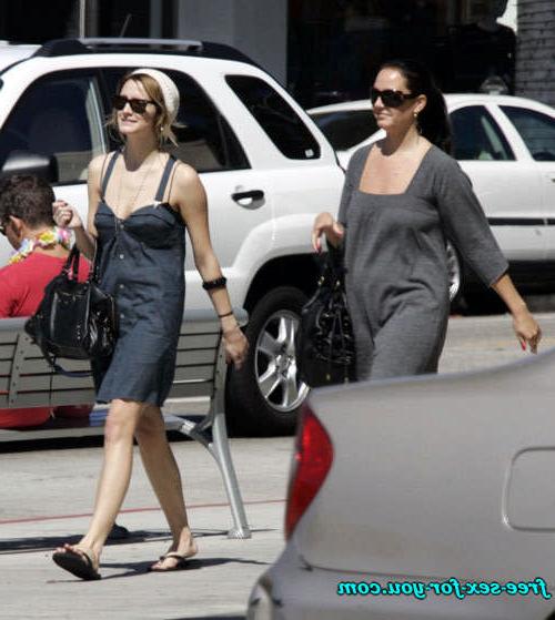 16P Ashlee Simpson posing very sexy and nipple slip paparazzi pics