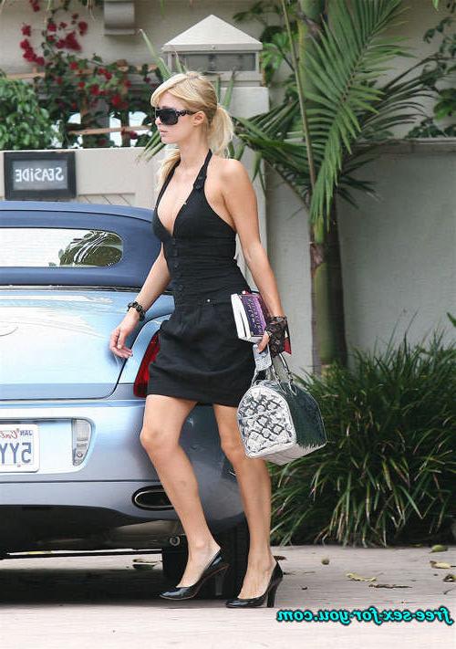 16P Paris Hilton showing her perky tits and big cleavage pictures