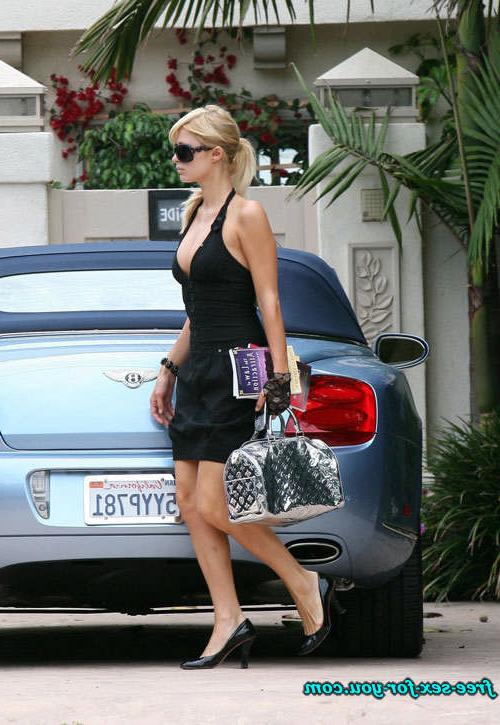 16P Paris Hilton showing her perky tits and big cleavage pictures