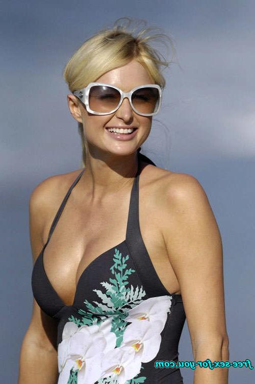16P Paris Hilton showing her shaved pussy and nipple slip pictures