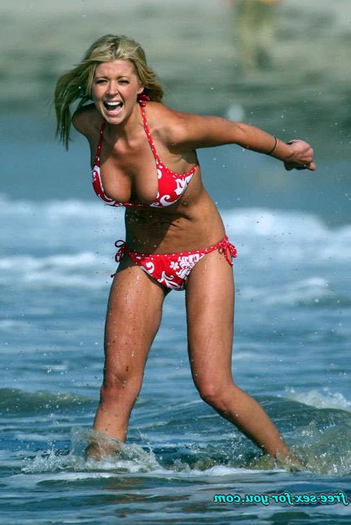 16P Tara Reid tits slip and bikini posing on beach