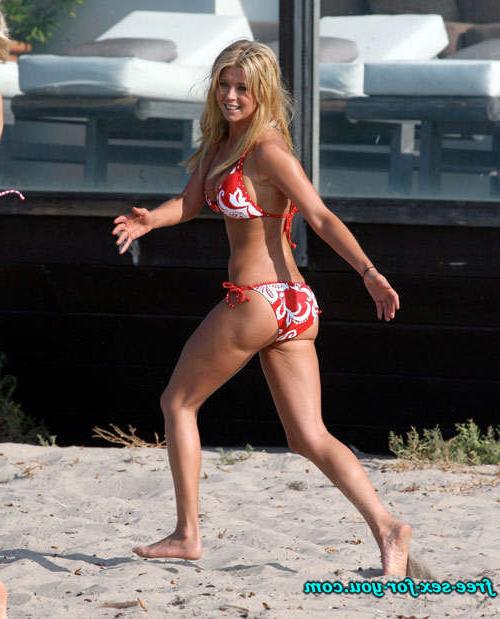 16P Tara Reid tits slip and bikini posing on beach