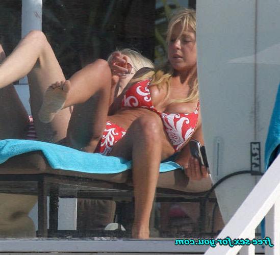 16P Tara Reid tits slip and bikini posing on beach
