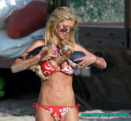 16P Tara Reid tits slip and bikini posing on beach