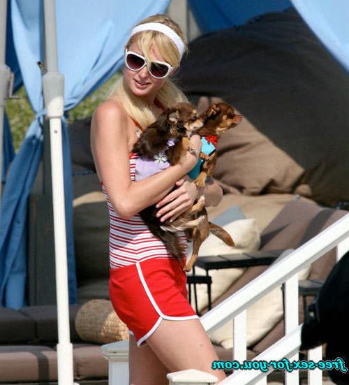 16P Paris Hilton showing her pussy and nipple slip pix