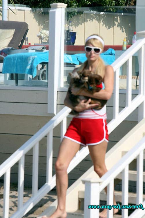 16P Paris Hilton showing her pussy and nipple slip pix