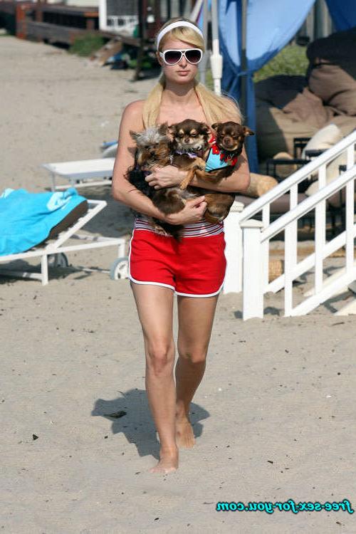 16P Paris Hilton showing her pussy and nipple slip pix