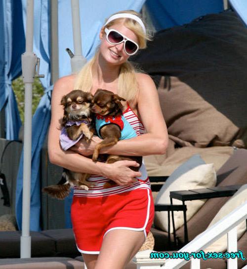 16P Paris Hilton showing her pussy and nipple slip pix