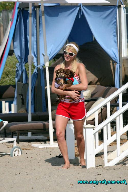 16P Paris Hilton showing her pussy and nipple slip pix
