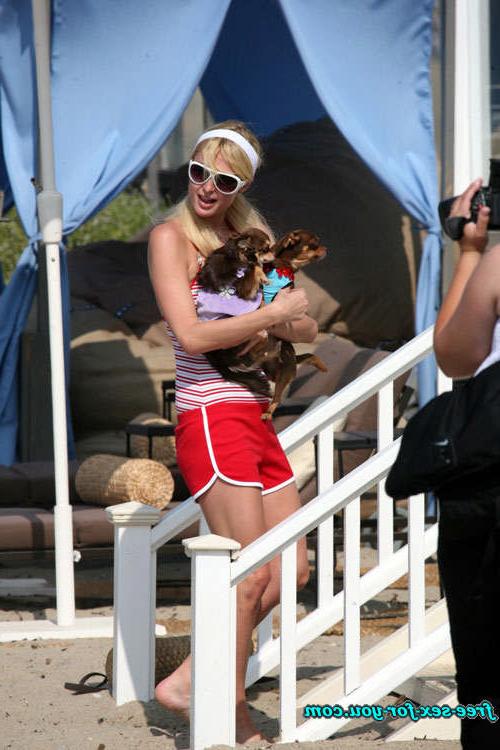 16P Paris Hilton showing her pussy and nipple slip pix