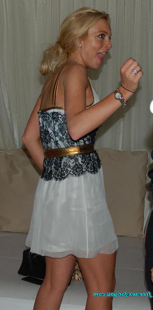 16P Lindsay Lohan sexy posing and nipple slip paparazzi pictures