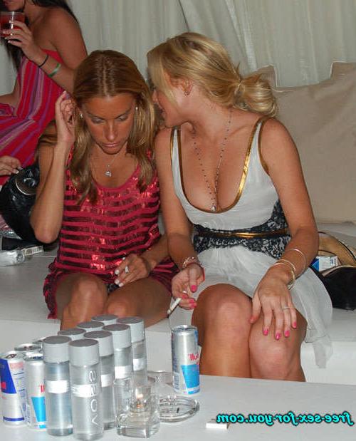 16P Lindsay Lohan sexy posing and nipple slip paparazzi pictures
