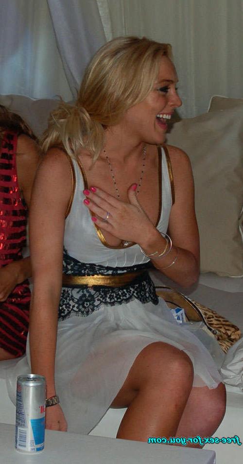 16P Lindsay Lohan sexy posing and nipple slip paparazzi pictures