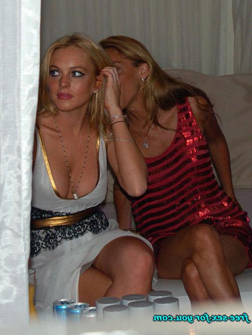 16P Lindsay Lohan sexy posing and nipple slip paparazzi pictures