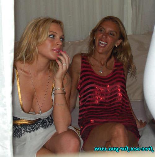 16P Lindsay Lohan sexy posing and nipple slip paparazzi pictures