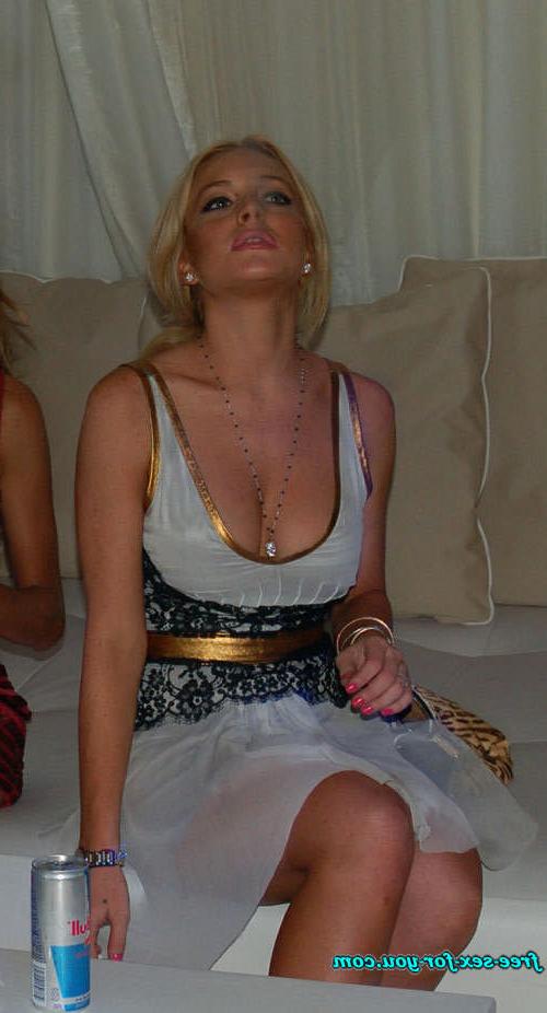 16P Lindsay Lohan sexy posing and nipple slip paparazzi pictures