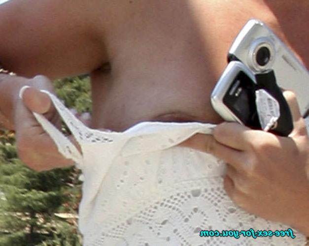 16P Britney Spears nipple slip and nice upskirt paparazzi pictures